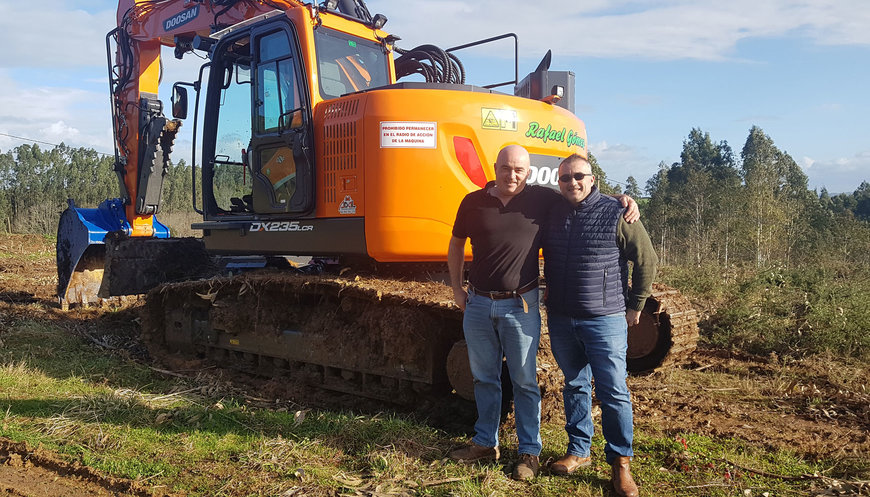 UNA EXCAVADORA DOOSAN DX235LCR-5 EN LOS BOSQUES DE CANTABRIA
